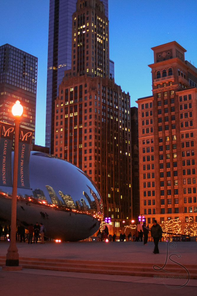 The Bean and skyscrapers in Millenium Park in Chicago at dusk | LotsaSmiles Photography