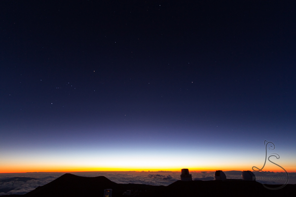 Stars begin to shine as the last rays of sunset disappear from the top of Hawaii's Mauna Kea | LotsaSmiles Photography
