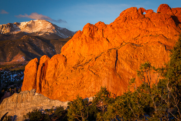 Garden of the Gods's Kissing Camels rock formation in front of Pikes Peak at sunrise | LotsaSmiles Photography