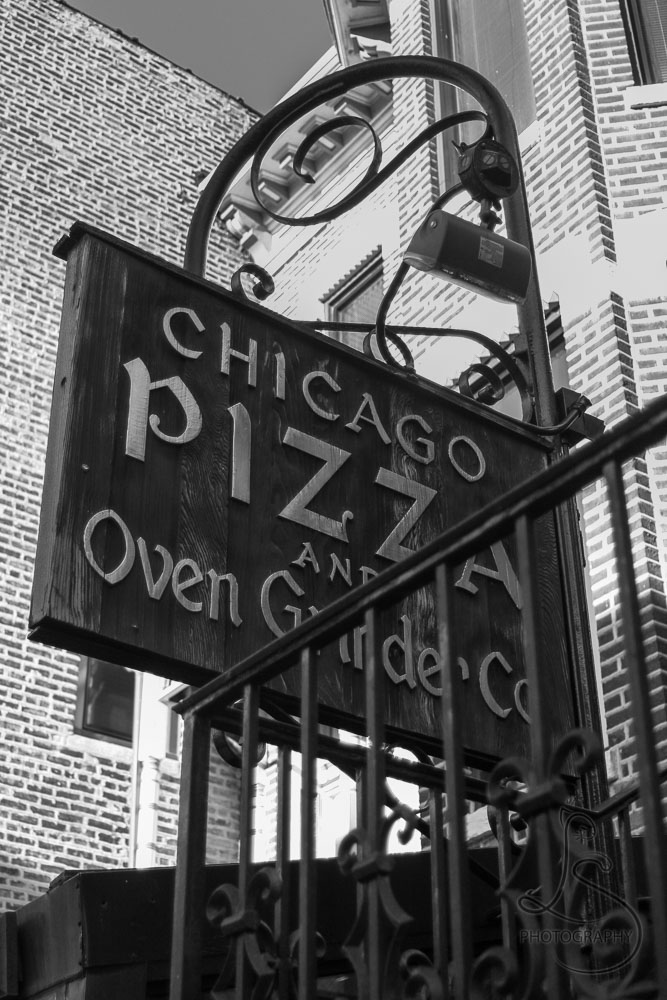 The sign for the Chicago Pizza and Oven Grinder restaurant | LotsaSmiles Photography