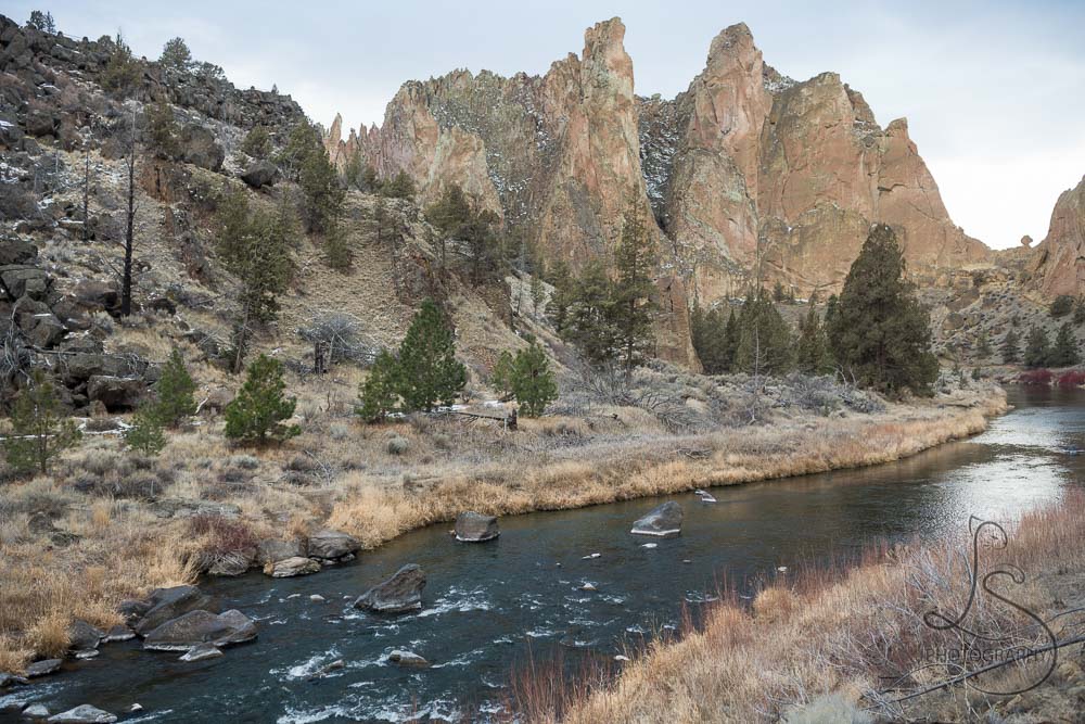 The Crooked River winding through Smith Rock State Park in Central Oregon | LotsaSmiles Photography